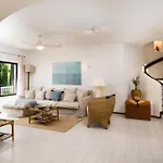 Twin Houses, 7br, 3 Min To Vila