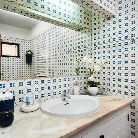 Twin Houses, 7br, 3 Min To Villa