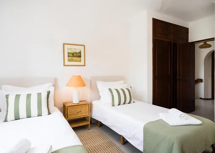 Twin Houses, 7br, 3 Min To Villa