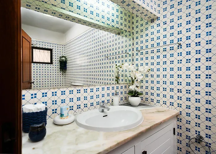 Twin Houses, 7br, 3 Min To Villa