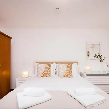 Twin Houses, 7br, 3 Min To Villa