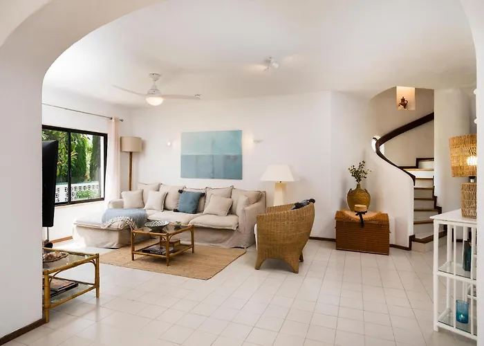 Twin Houses, 7br, 3 Min To Villa