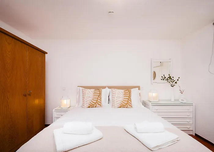 Twin Houses, 7br, 3 Min To Villa