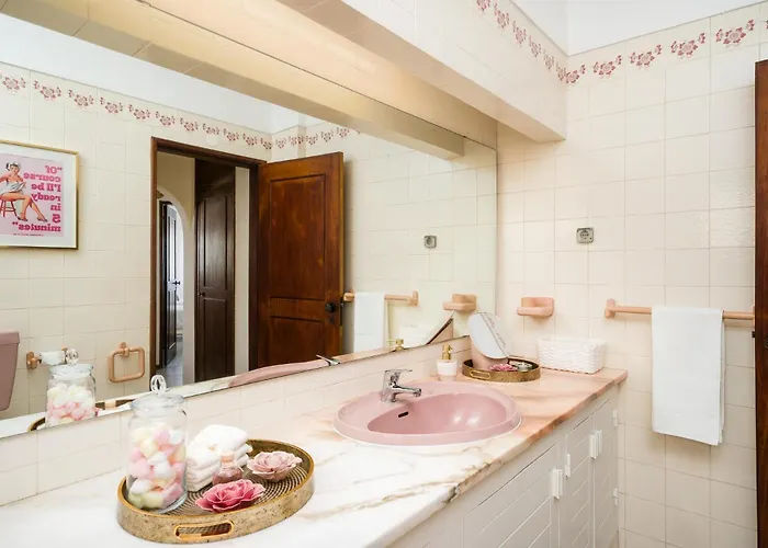 Twin Houses, 7br, 3 Min To Villa